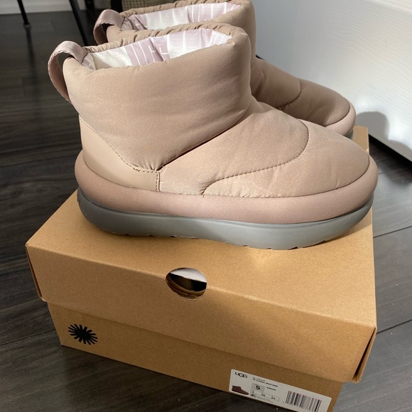 SOLD - UGG Women’s Classic Maxi Mini - Picture 5 of 6